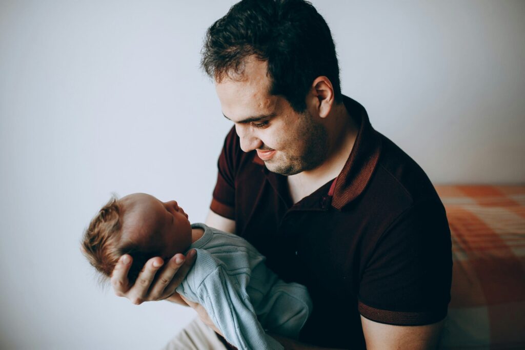 La baja de paternidad en España: avances legales, desigualdades persistentes